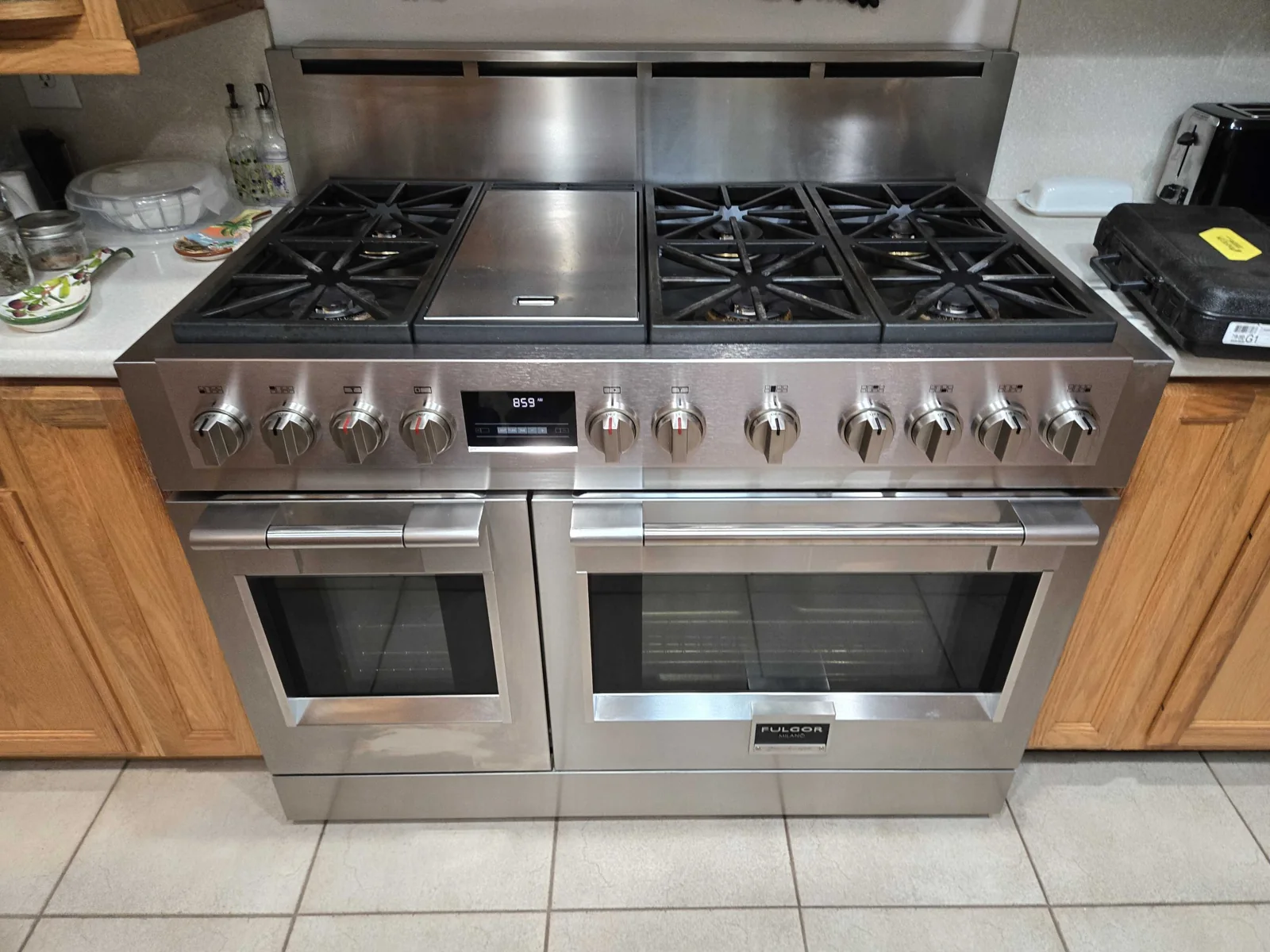 Fulgor Milano gas range with a central griddle and two oven doors.