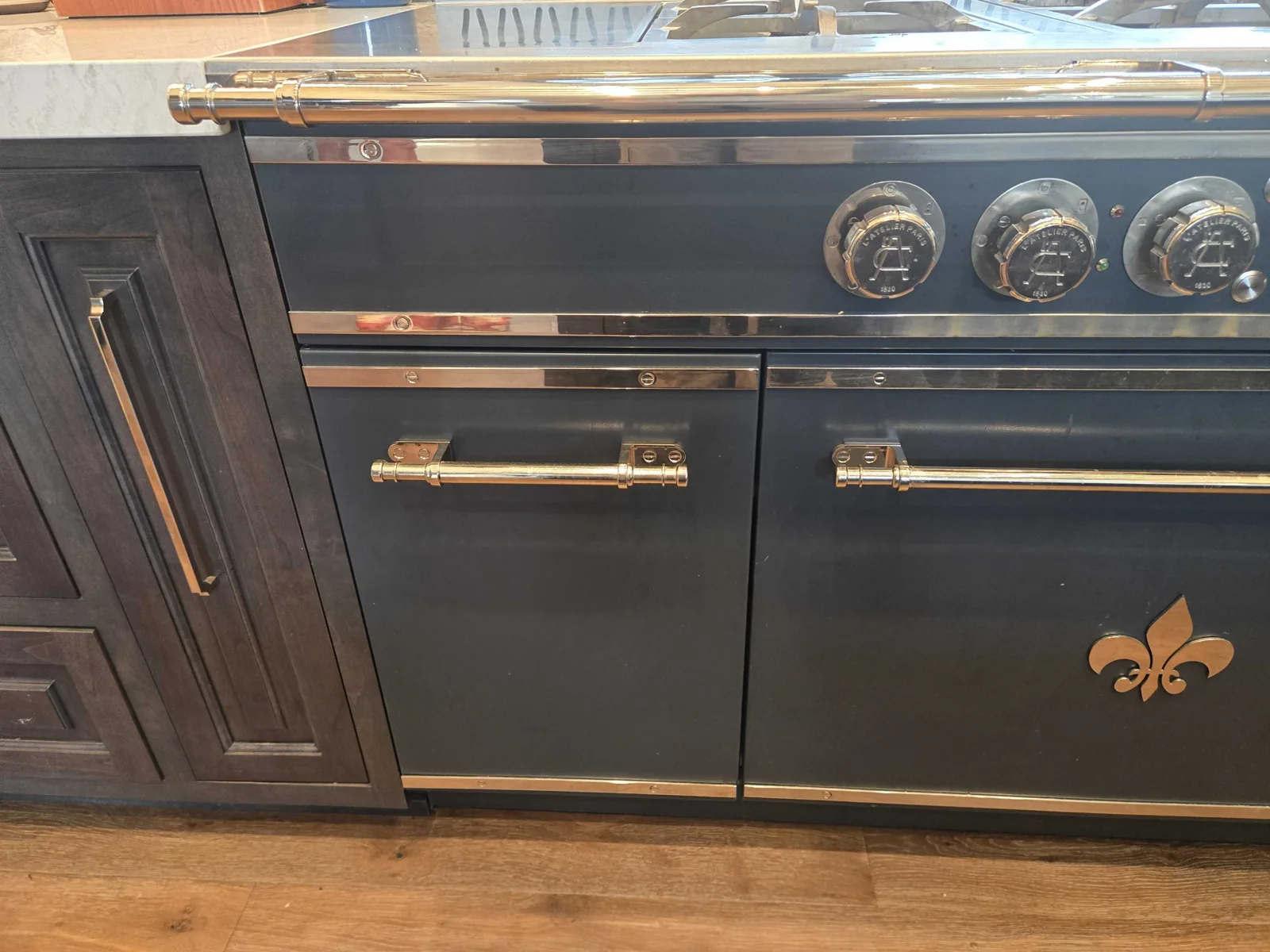 L’Atelier Paris range and cabinetry.