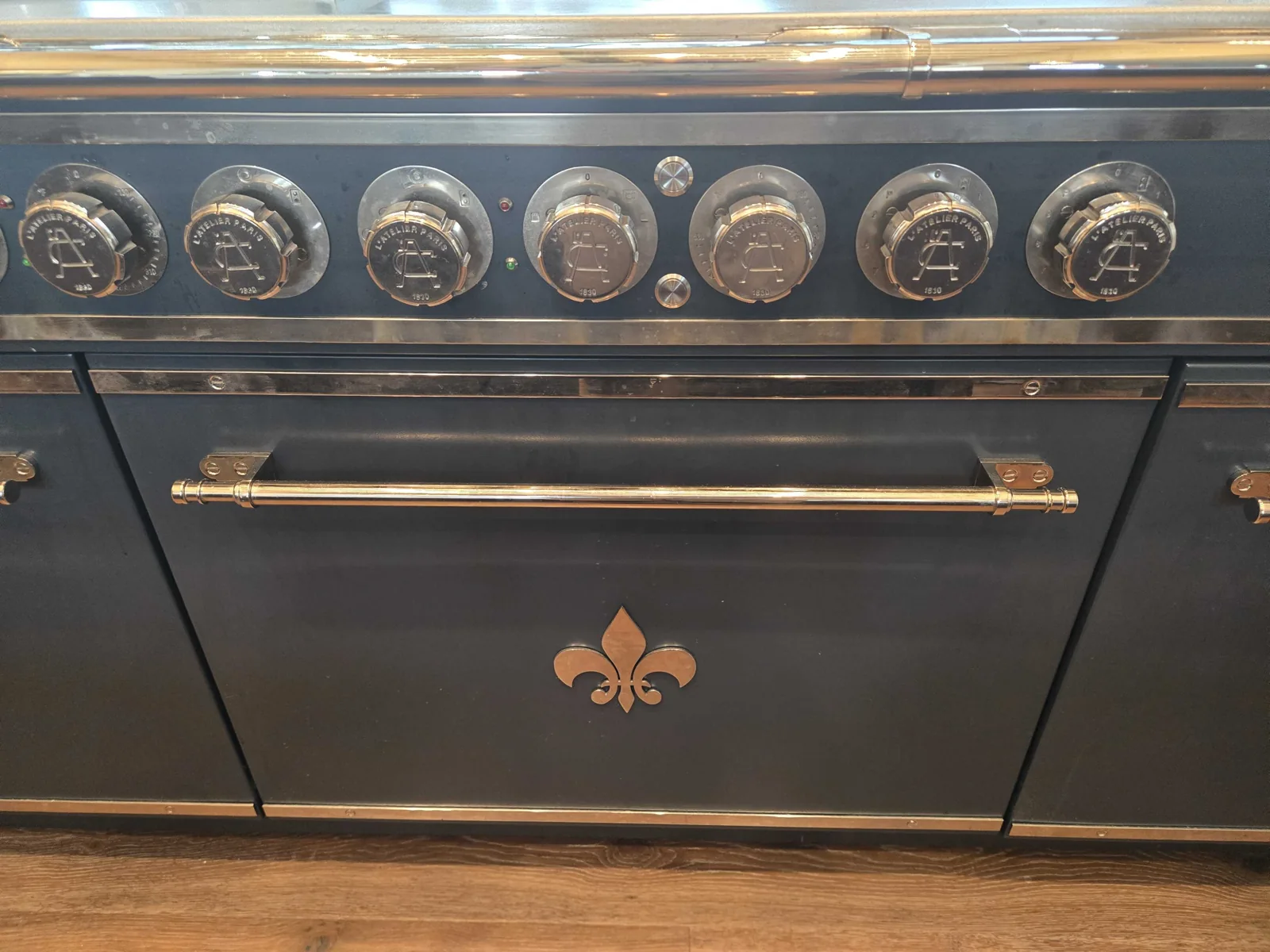 L’Atelier Paris range controls and oven door.