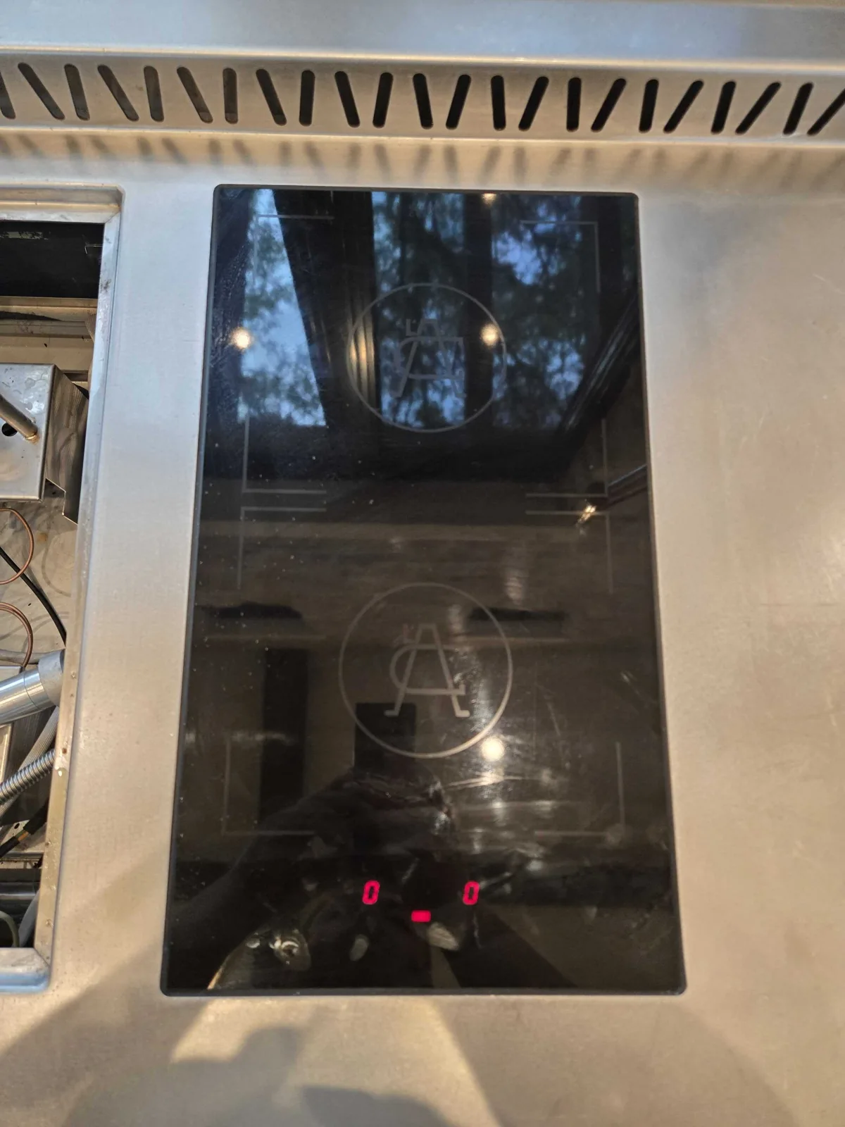 L’Atelier Paris glass cooking module and touch controls.
