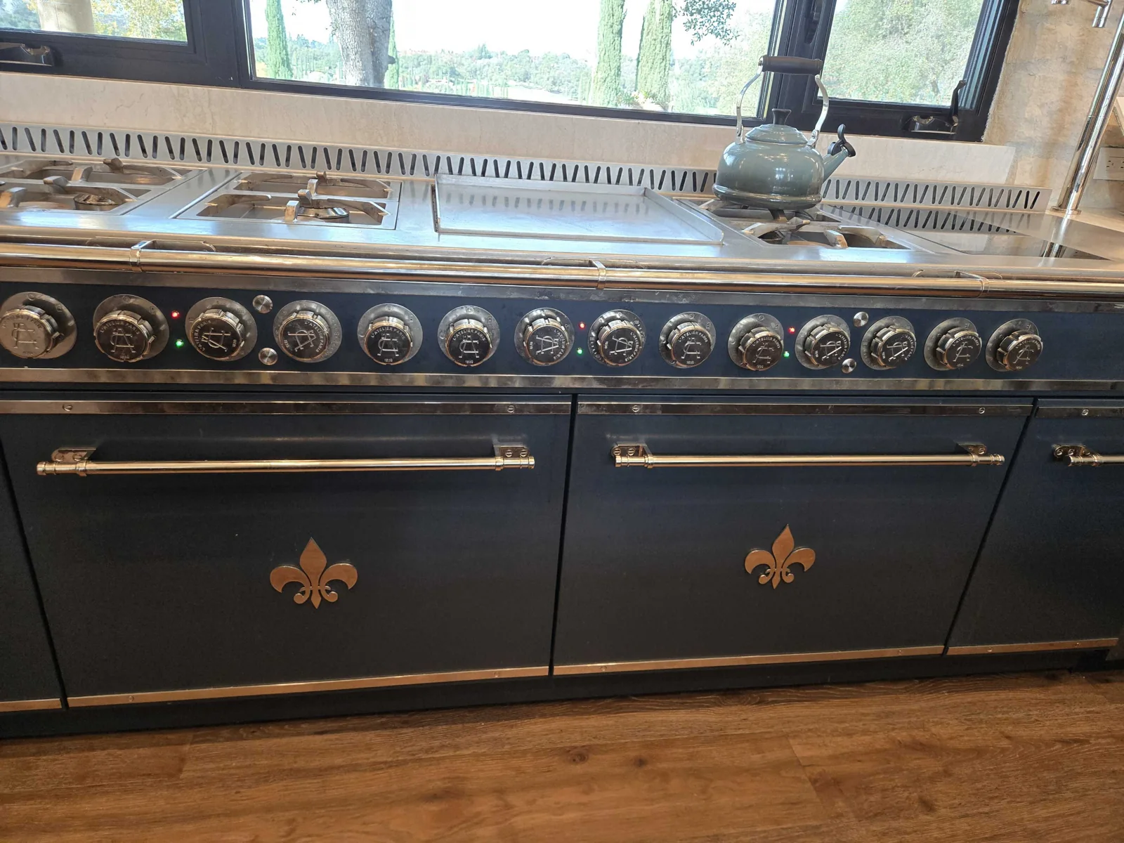 L’Atelier Paris range with gas burners and a central griddle.