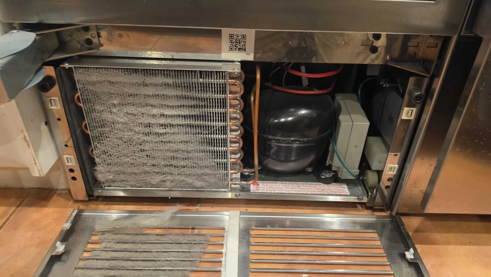 Condenser and compressor compartment of a Perlick refrigeration appliance during service.
