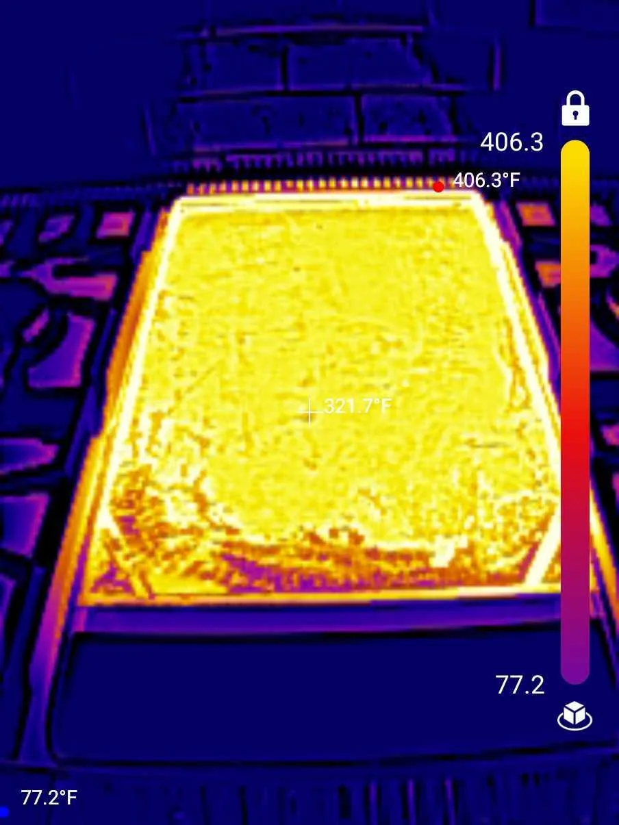 Thermal image of the central griddle on a Viking range.
