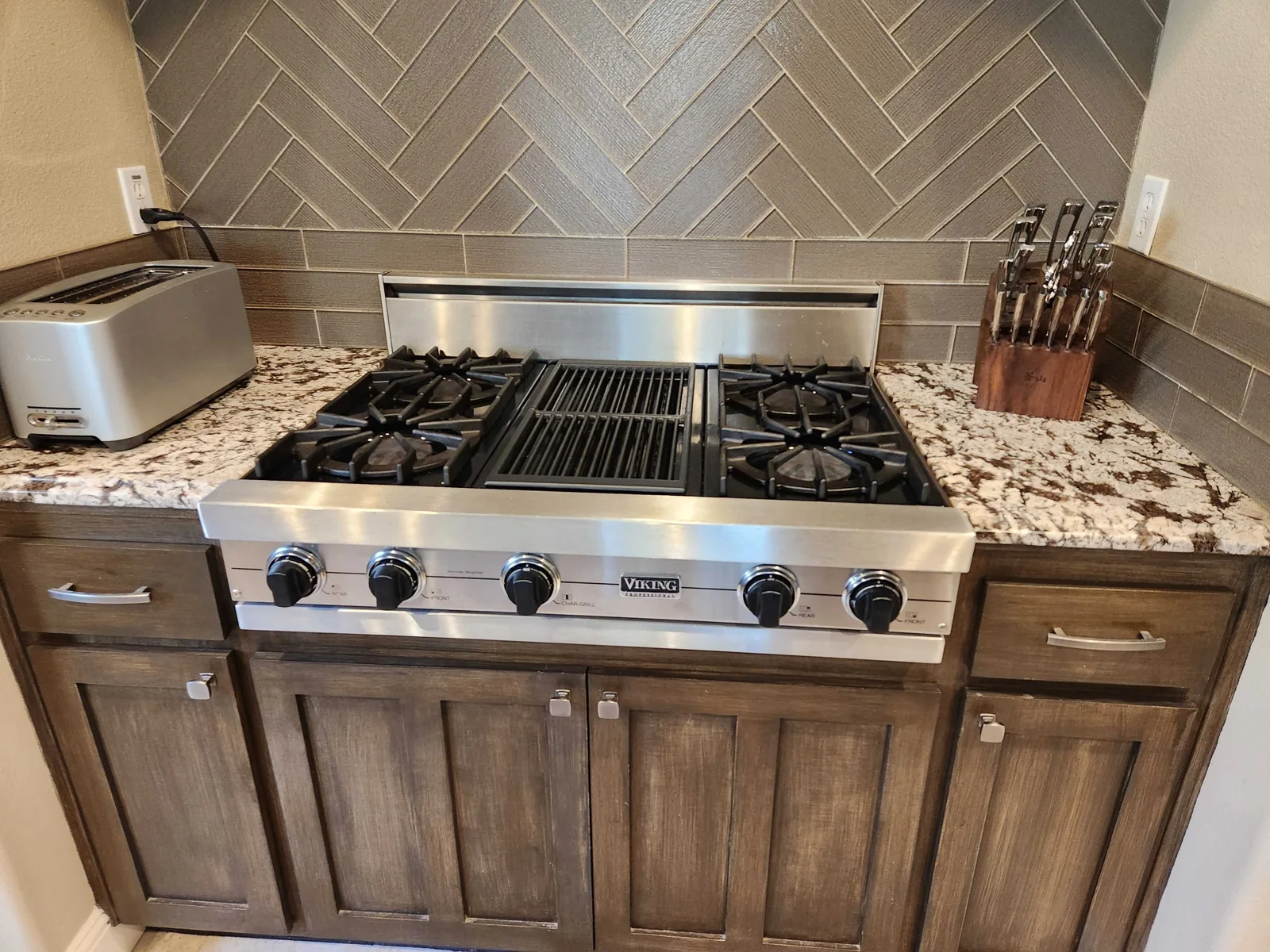 Viking gas rangetop with a central grill section.