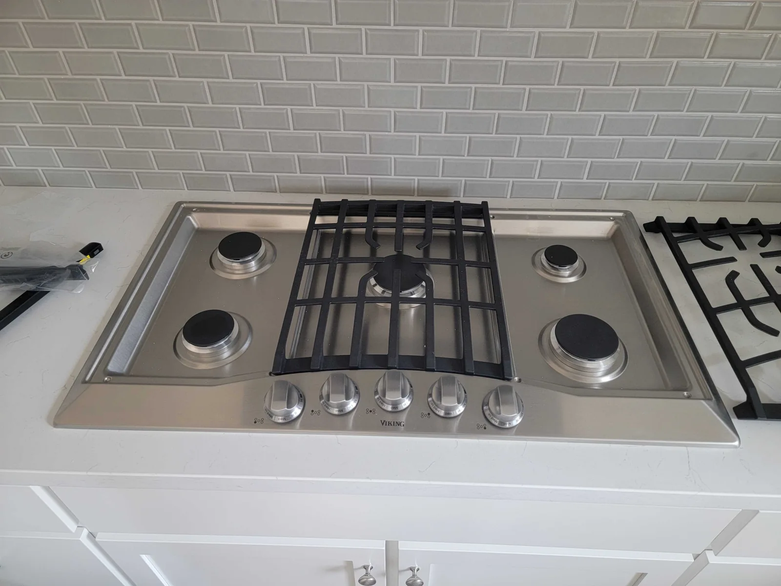 Viking gas cooktop with a central griddle section.