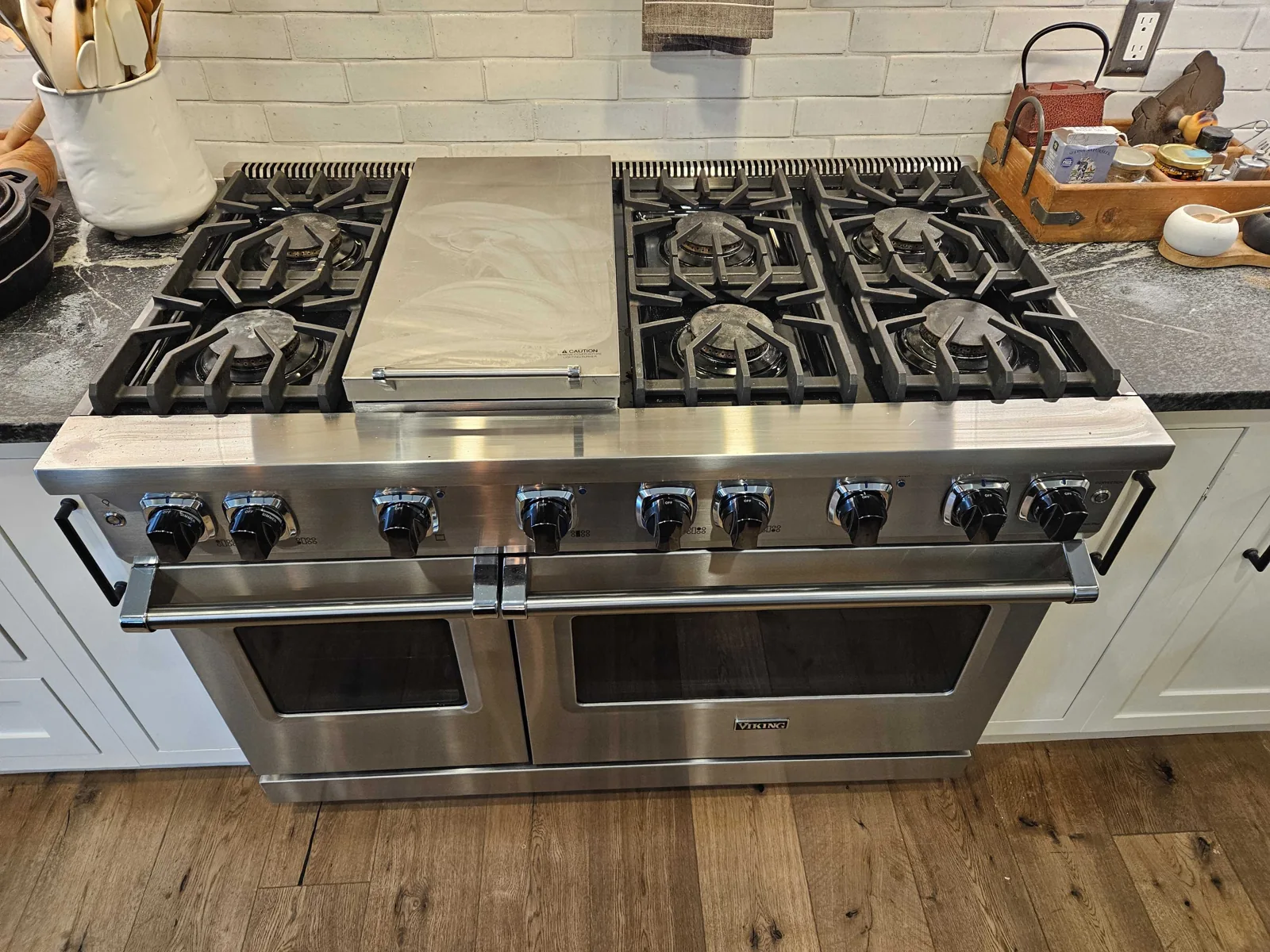 Stainless-steel Viking range with a central griddle.