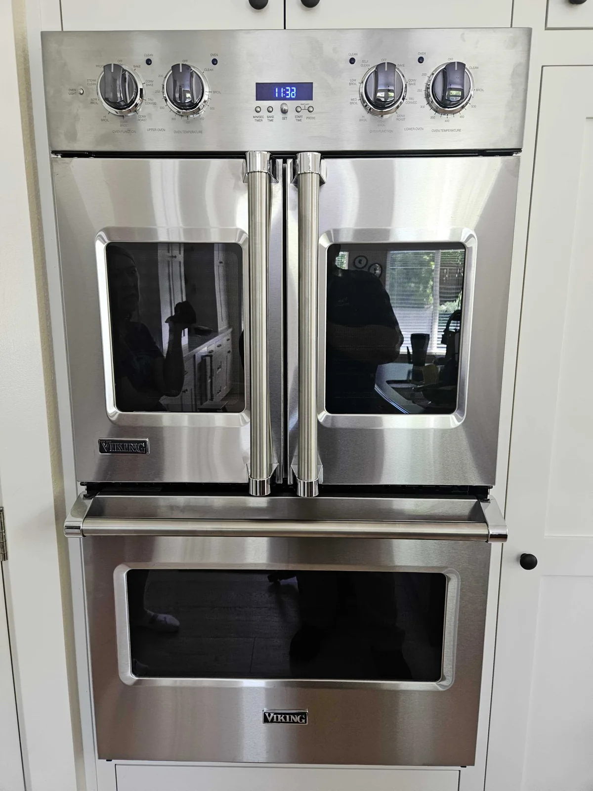 Built-in Viking French-door oven above a second oven.
